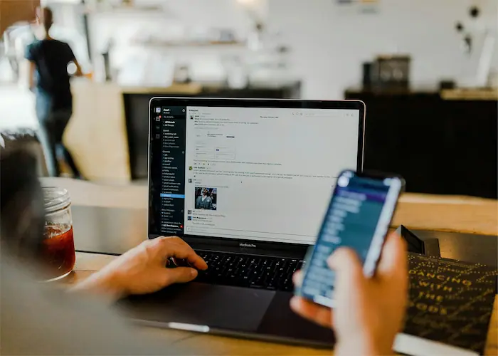 管理画面の開かれたパソコン