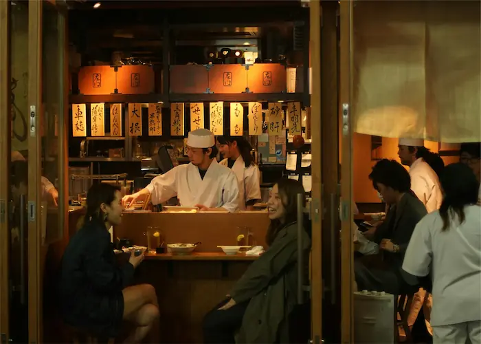 人で賑わう居酒屋の風景